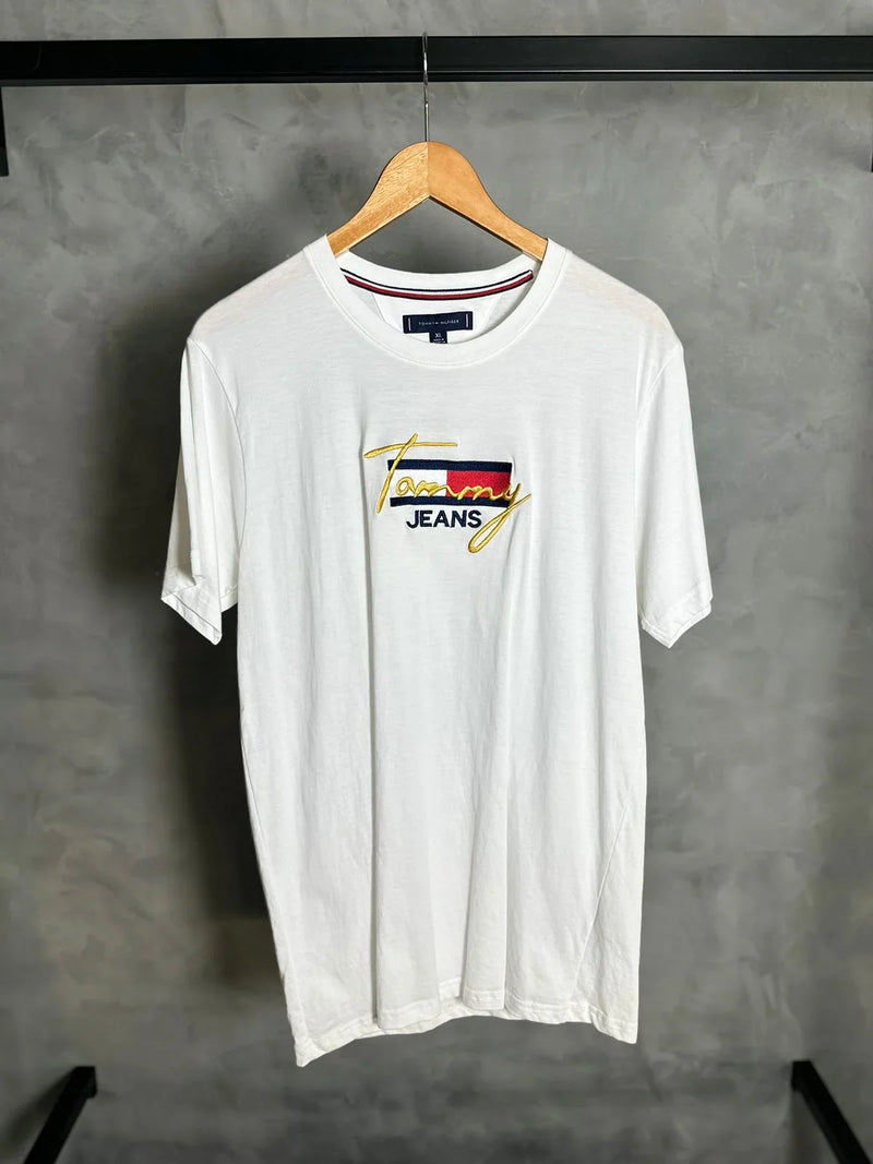 CAMISETA TOMMY JEANS ESTAMPA BORDADA