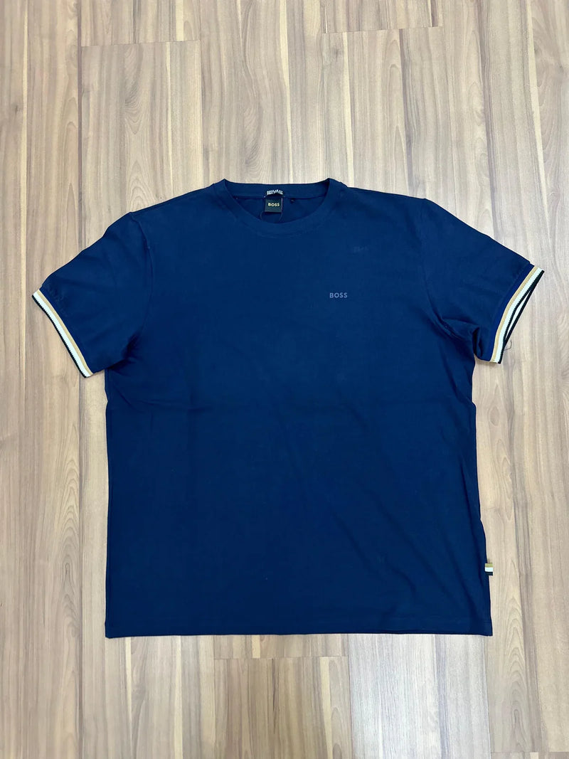 CAMISETA BOSS BASICA COM FAIXA CORES CLASSICAS NA MANGA