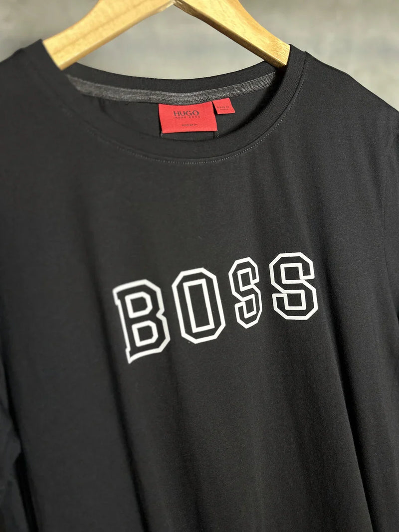 CAMISETA BOSS COM A ESCRITA BRANCA