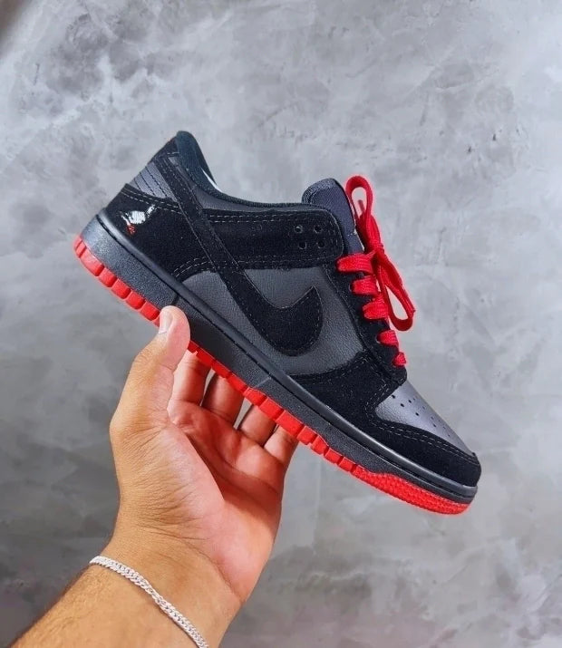 TENIS NIKE PRETO COM DETALHES VERMELHO