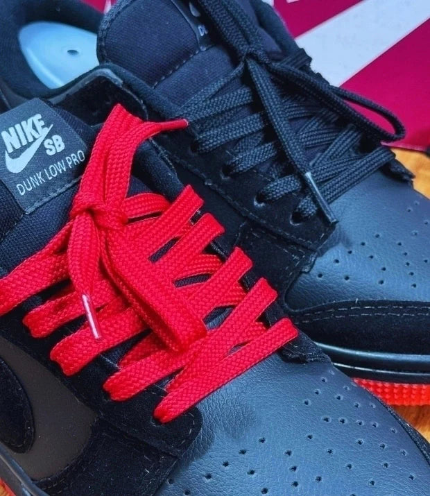 TENIS NIKE PRETO COM DETALHES VERMELHO