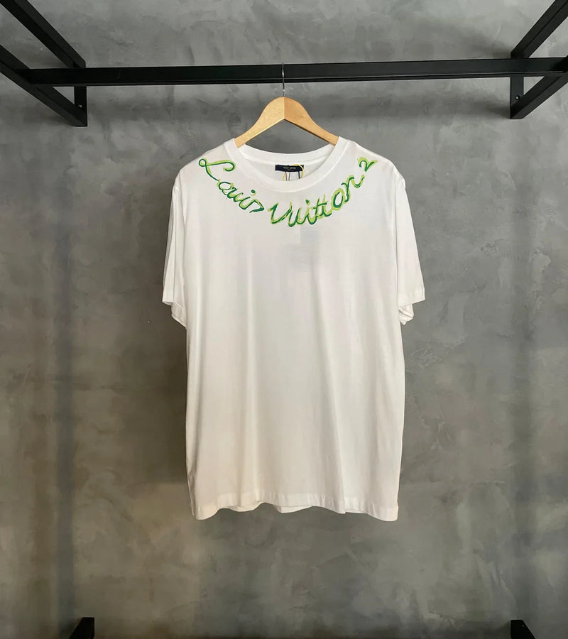 CAMISETA LOUIS VUITTON ESTAMPA ESCRITA PROXIMA A GOLA