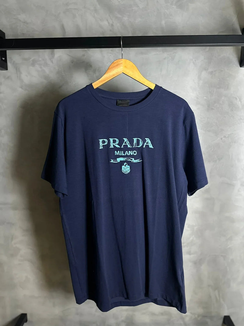 CAMISETA PRADA MILANO ESTAMPA BORDADA