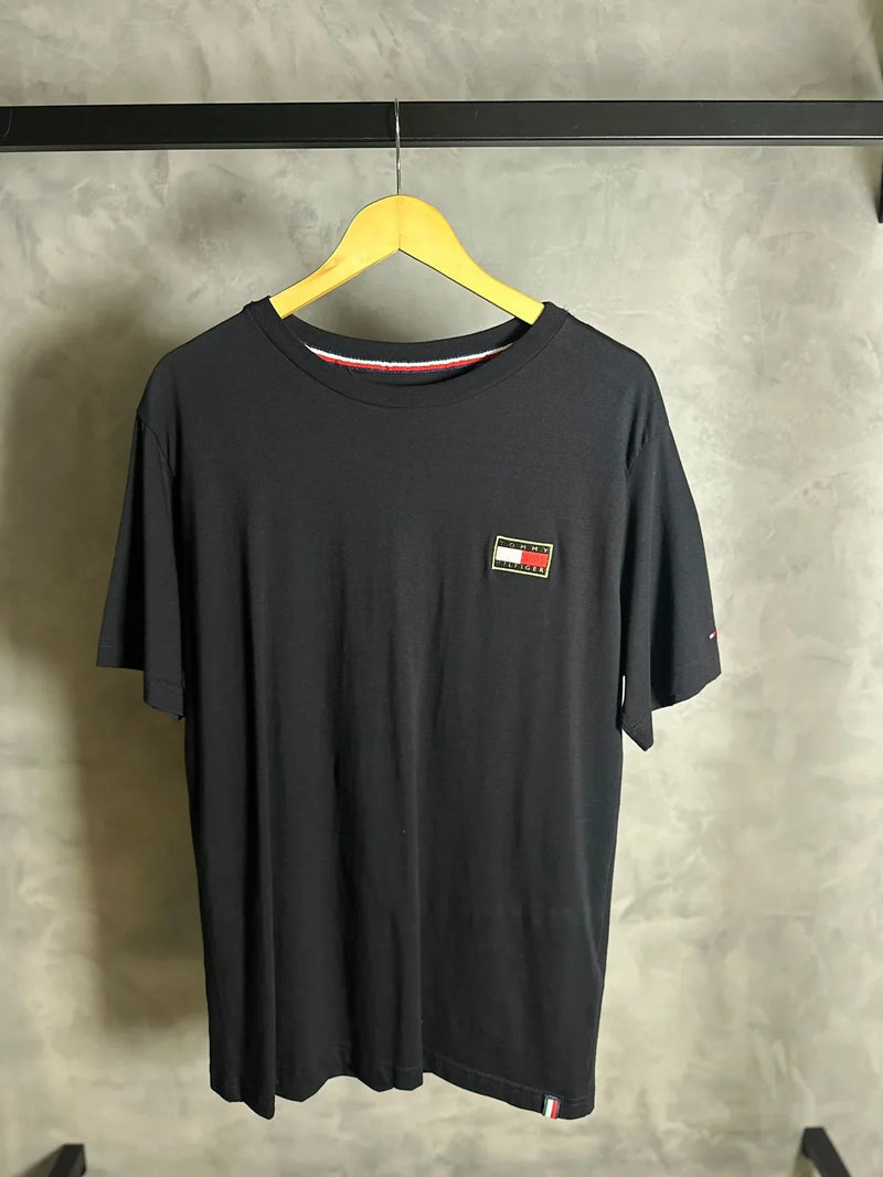 CAMISETA TOMMY HILFIGER ESTAMPA BORDADA NO PEITO