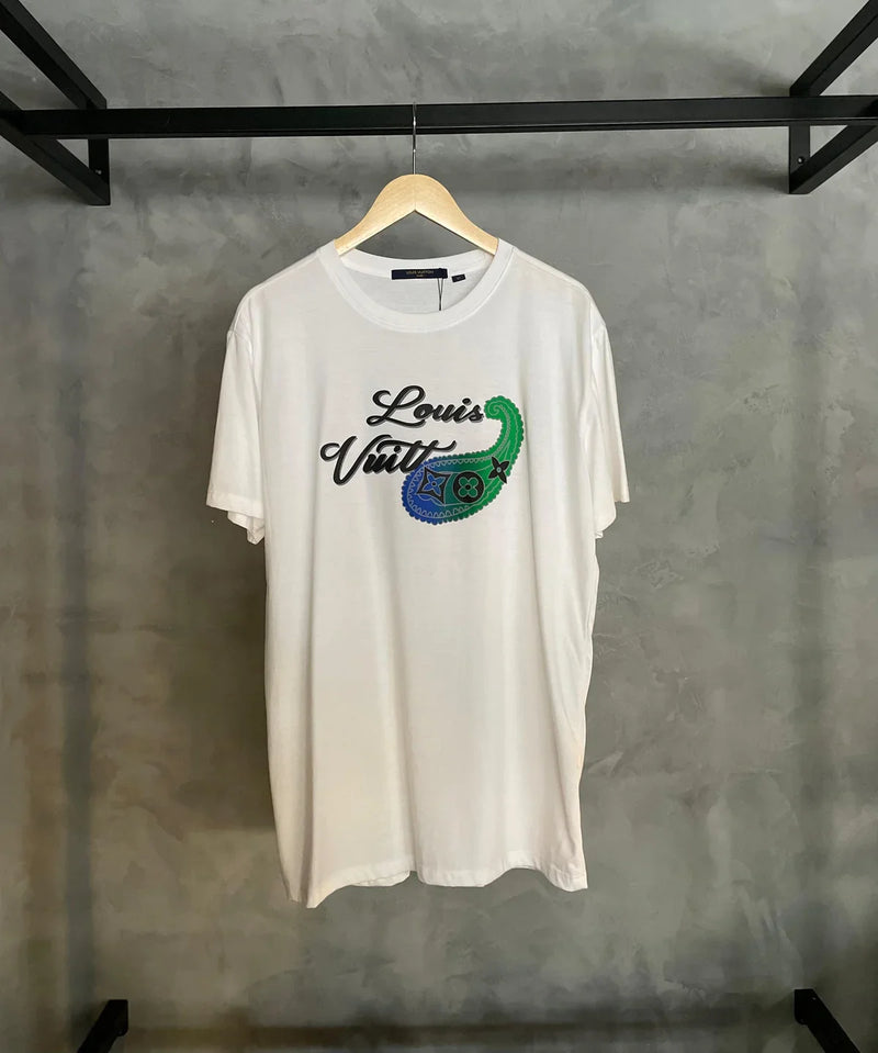 CAMISETA LOUIS VUITTON ESTAMPA COM DETALHE AZUL E VERDE