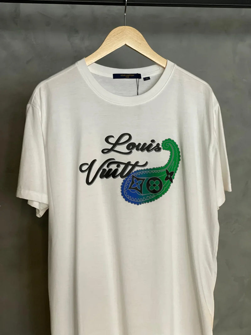 CAMISETA LOUIS VUITTON ESTAMPA COM DETALHE AZUL E VERDE