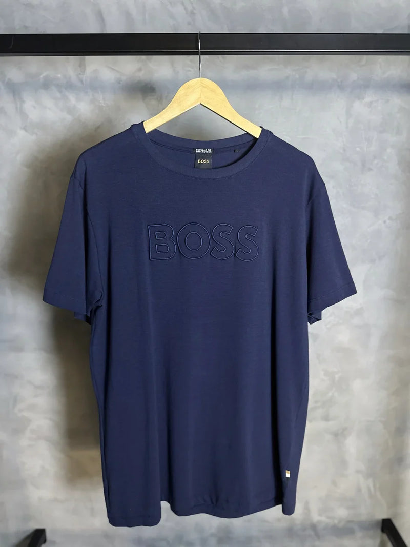 CAMISETA BOSS LOGO BORDADO NO CENTRO TOM SOBRE TOM