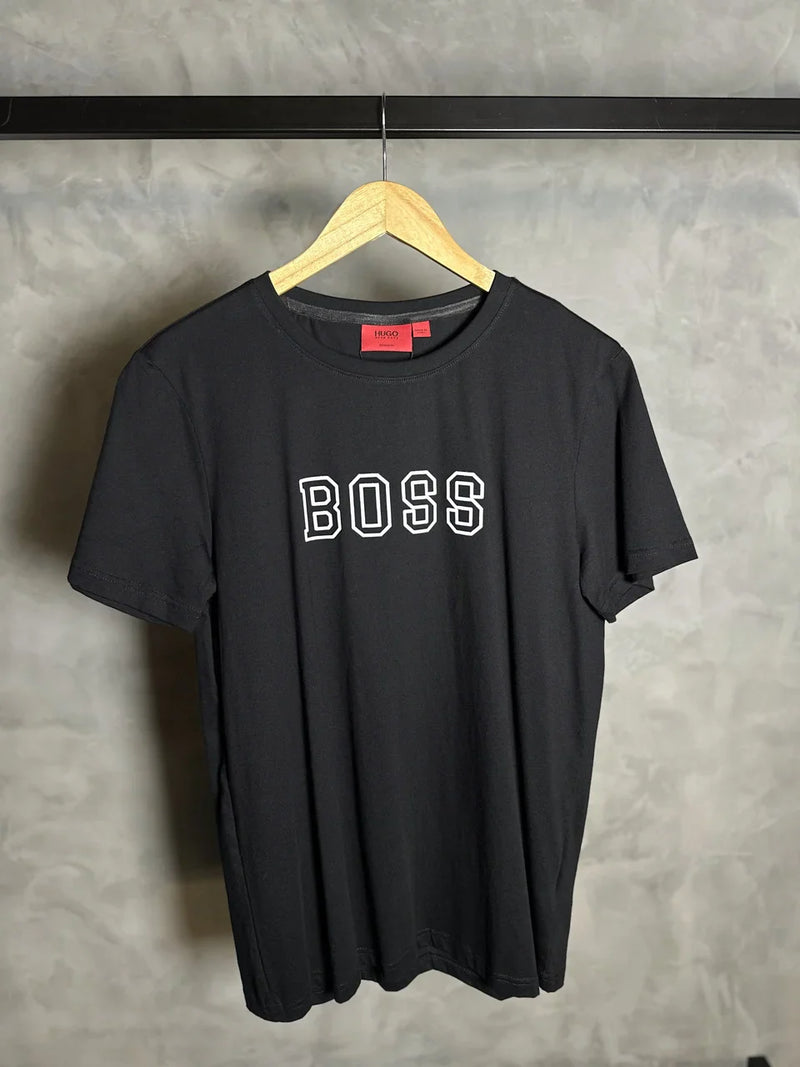 CAMISETA BOSS COM A ESCRITA BRANCA