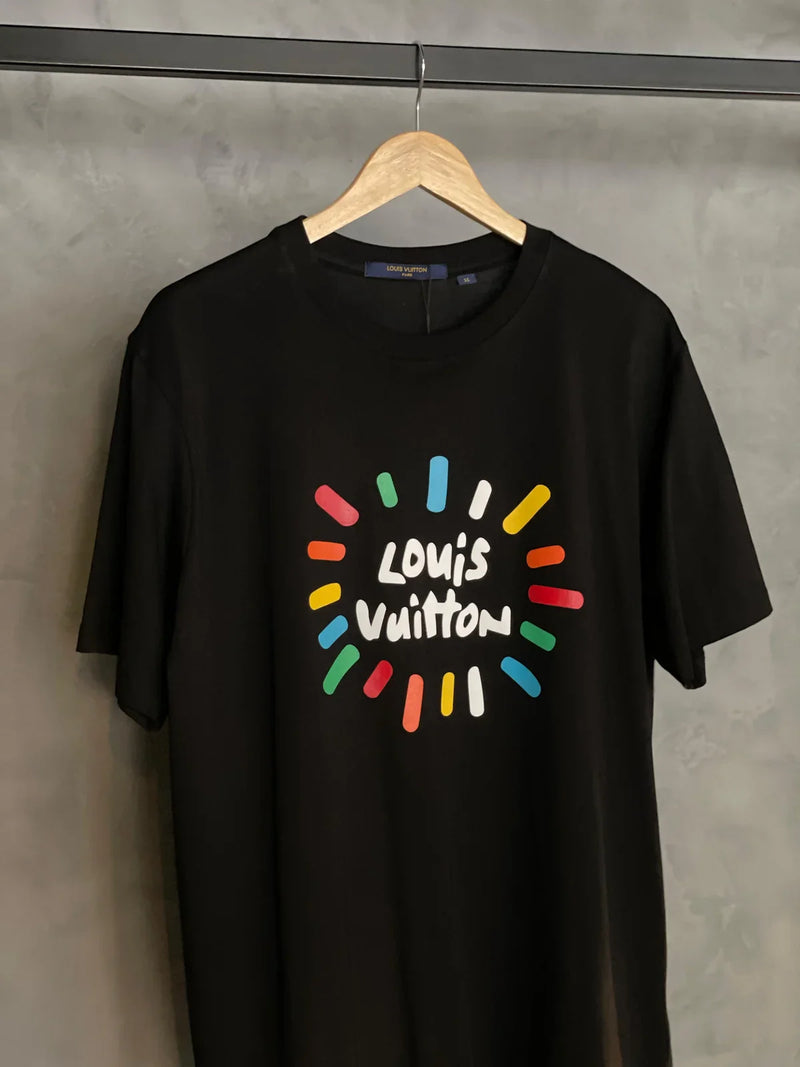 CAMISETA LOUIS VUITTON COM ESTAMPA ESCRITA E DETALHES EM VOLTO