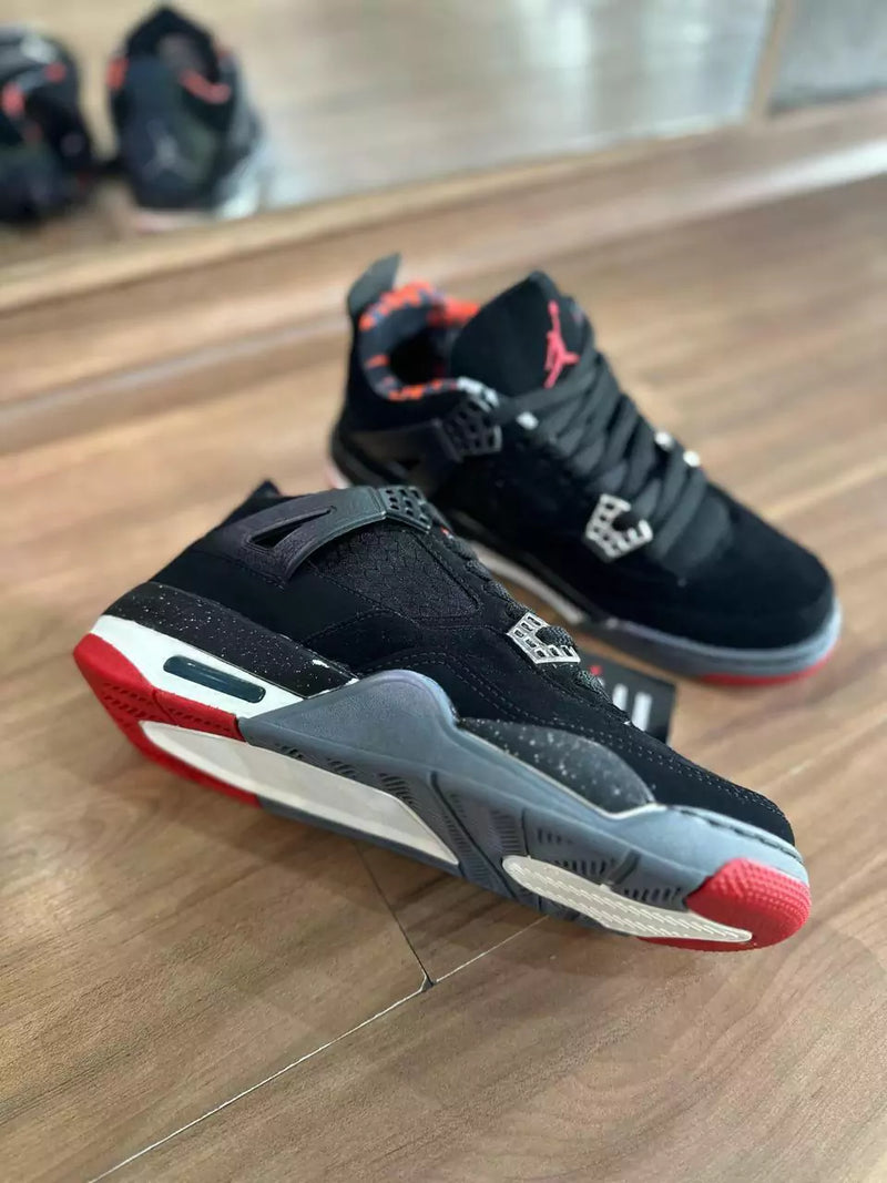 TENIS DA NIKE AIR JORDAN 4 PRETO COM DETALHES VERMELHOS